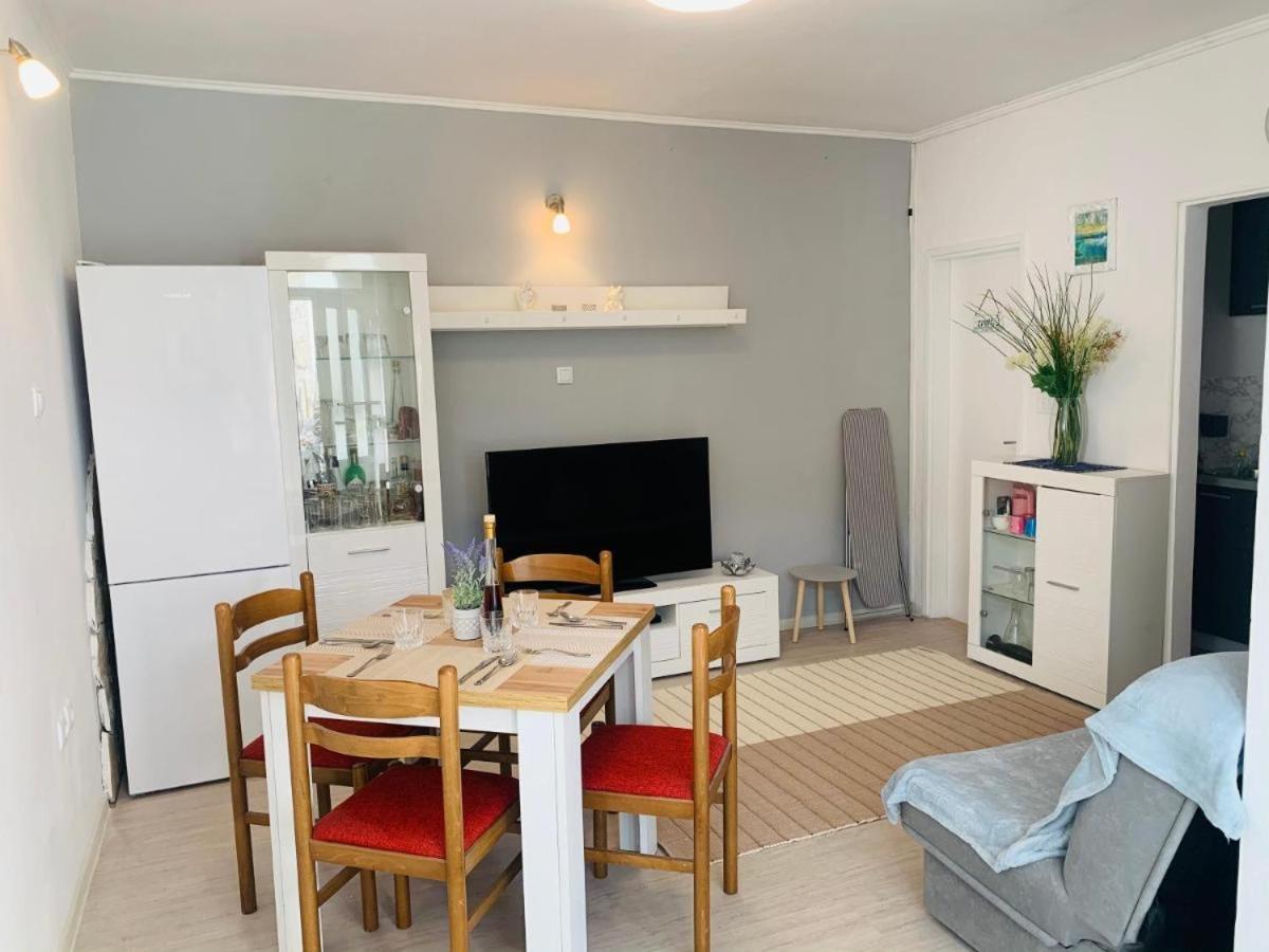 Apartman Flora'S Garden Apartment กอร์จูลา ภายนอก รูปภาพ