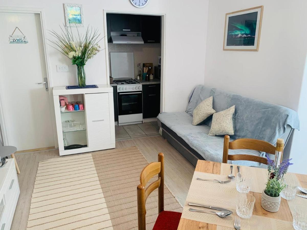Apartman Flora'S Garden Apartment กอร์จูลา ภายนอก รูปภาพ